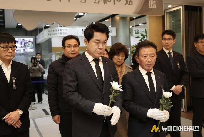 고 이해찬 전 총리 분향소를 찾아 합동 분향에 참여한 박준희 관악구청장