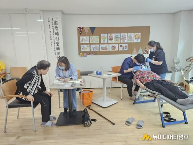단원보건소에서 관내 경로당을 찾아 어르신 구강돌봄 예방진료를 하고 있다.