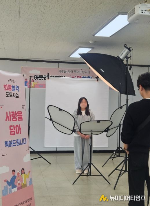 사진사가 관저2동 행정복지센터에서 한 학생의 증명사진을 촬영하고 있다
