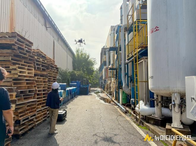 대전 대덕구 관계자가 드론을 활용한 실시간 비행 촬영을 통해 육안으로 확인하기 어려운 불법 배출 행위를 점검하고 있다.