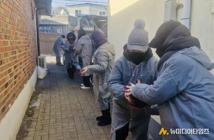 의정부시 고산동, 염광교회 한파 속 빼벌마을에 연탄 1천 장 나눔