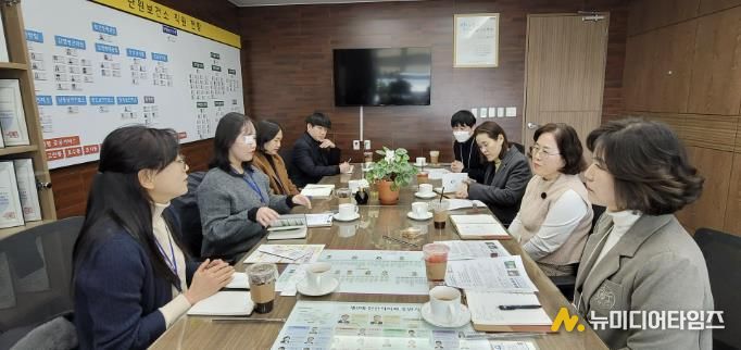 정영란 단원보건소장(오른쪽 첫번째)이 27일 단원보건소에서 안산의료복지사회적협동조합과 ‘새해 첫 업무 네트워크 구축 회의’를 진행하고 있다.