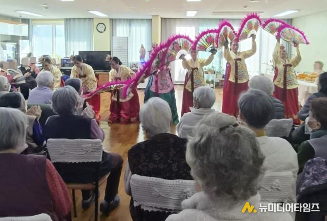 수원시 장안구 정자3동 주민자치회, 아녜스의 집 찾아 재능기부 공연 펼쳐