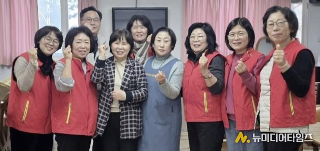 수원시 영통구 매탄1동 지역사회보장협의체, 매탄현대힐스테이트 경로당서 설 맞이 떡국 나눔