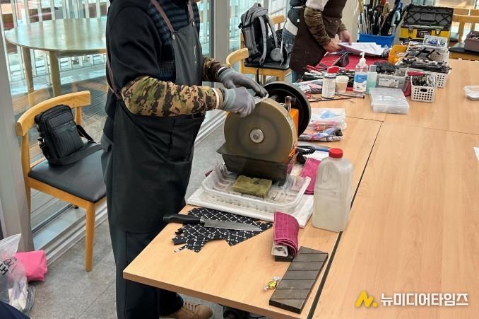 ‘찾아가는 칼갈이·우산수리 서비스’를 제공하고 있는 모습