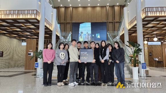 1. 천안박물관이 문화체육관광부 주관 ‘2025년 전국 공립박물관 평가인증’에서 우수기관으로 선정돼 기념촬영을 하고 있다.