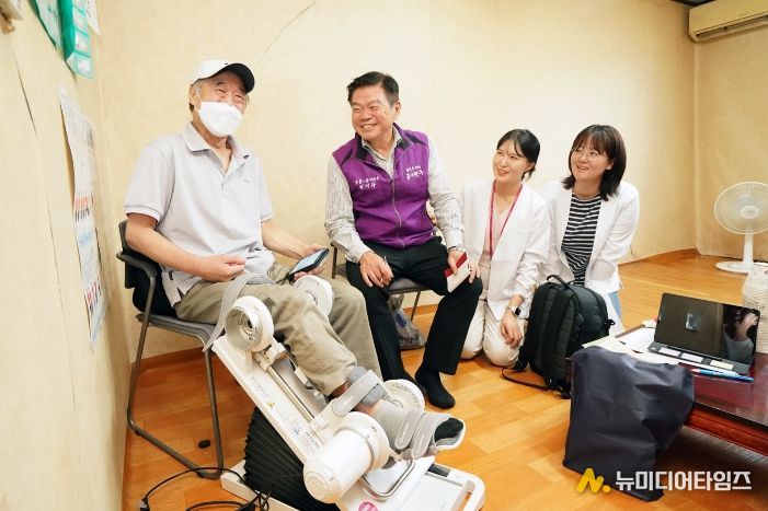 방문 간호 사업에 동행한 이필형 동대문구청장