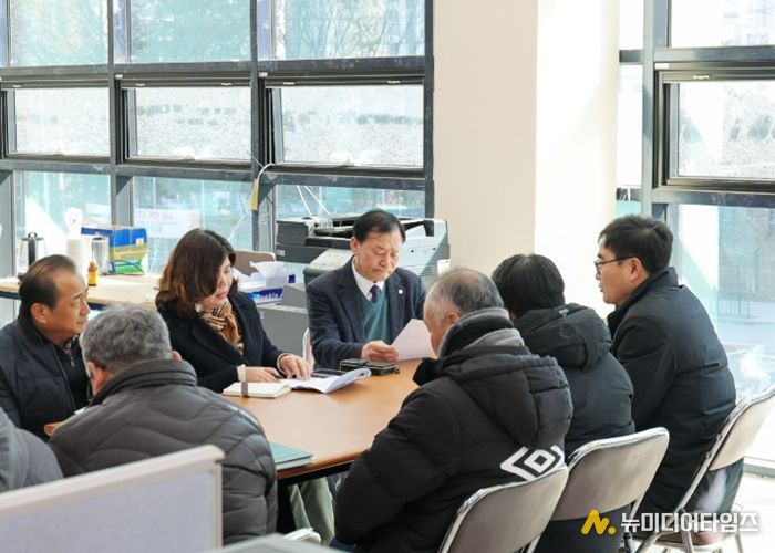 안산시의회가 최근 경기도시·군의회의장협의회에서‘민사집행법 개정 촉구 건의안’을 제안한 데 이어 29일에는 지역 내 관련 현장을 찾았다. 사진은 이날 의원들이 현장을 방문한 모습.