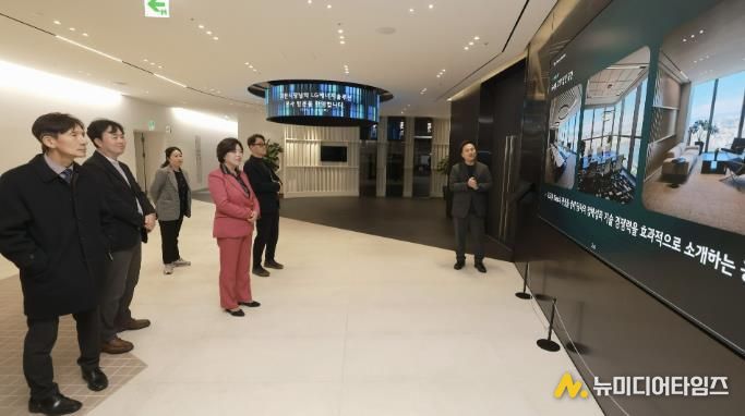 2025년 11월 신계용 과천시장과 시 관계자들이 LG에너지솔루션 본사를 방문해 회사 소개를 듣고 있다.