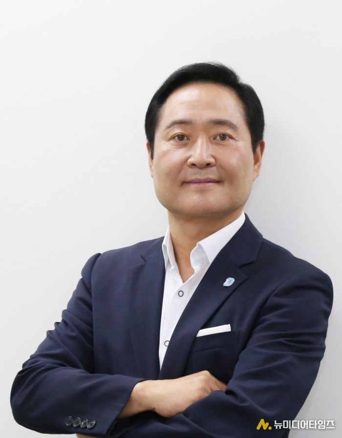 『시간을 깬, 28인의 AI 미래 통찰』을 출간한 강요식 저자