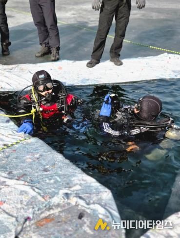 영동소방서 구조대원들이 동계 수난구조 훈련 실시하는 모습