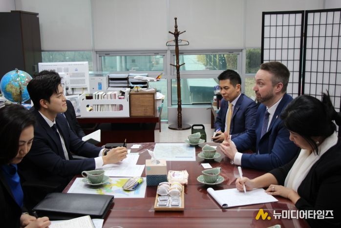 김용태 의원과 브랜든 레슬리 의원 면담