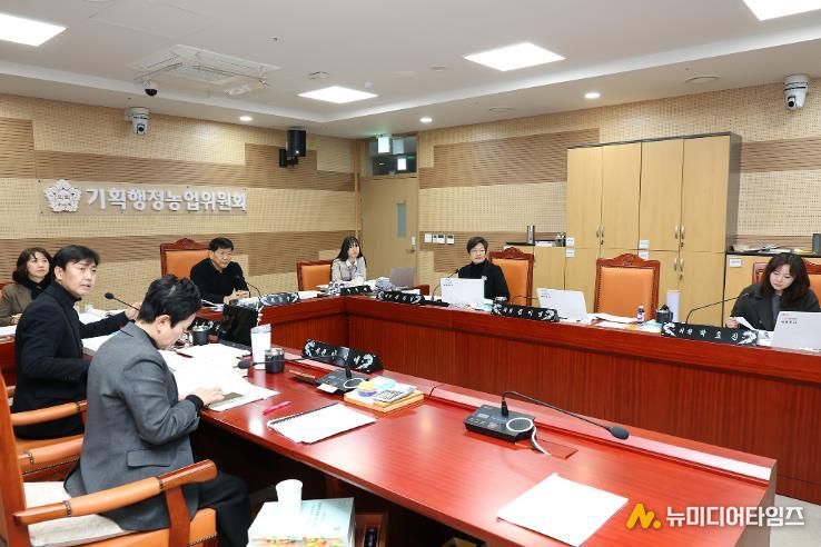 제264회 임시회 주요업무계획보고에서 기획행정농업위원회가 늦은 시각까지 업무보고를 이어갔다