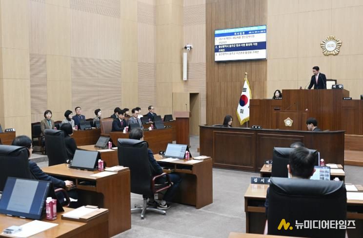 9일 울주군의회 의사당 본회의장에서 열린 제243회 임시회 제7차 본회의에서 최길영 의장이 회의를 진행하고 있다.