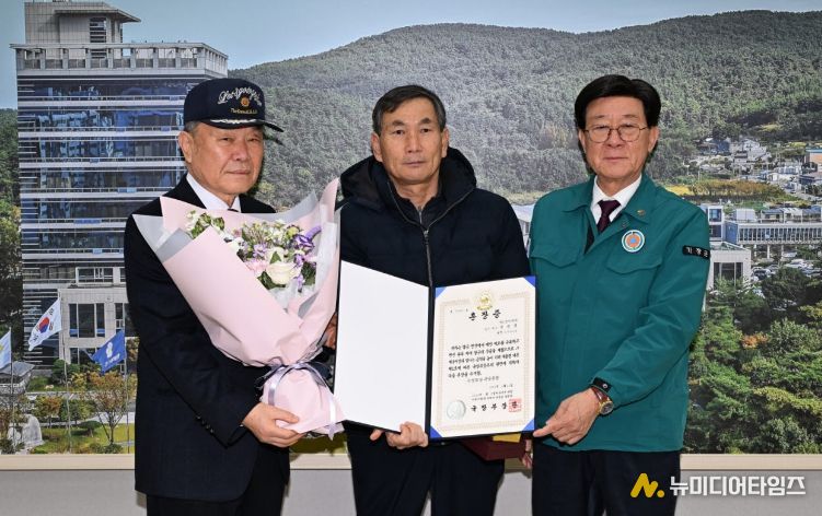 무공훈장 전수식 후 정종복 기장군수(오른쪽)와 6.25전쟁 참전유공자 故권중열님 유족 권태영(가운데), 백종표 무공수훈자회기장군지회장(왼쪽)이 기념촬영을 하고 있다.