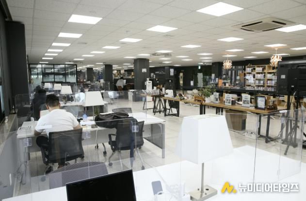 원미청정구역에서 청년들이 자유롭게 공간을 이용하고 있다.