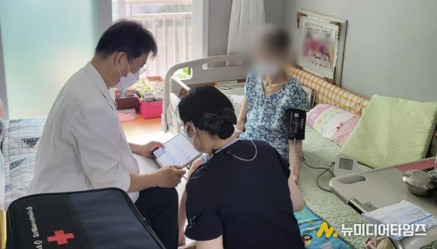 한 어르신이 통합돌봄 서비스를 통해 자택 진료를 받고 있다.