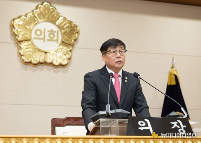 윤창철 의장이 제385회 임시회 제2차 본회의를 주재하고 있다.