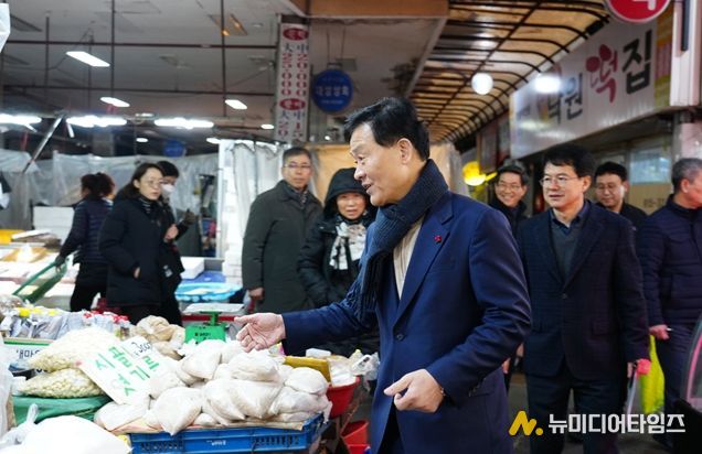 이승로 성북구청장이 2026년 설 명절을 맞아 관내 전통시장을 방문해 민생현황을 점검하고 장보기 행사를 진행했다.