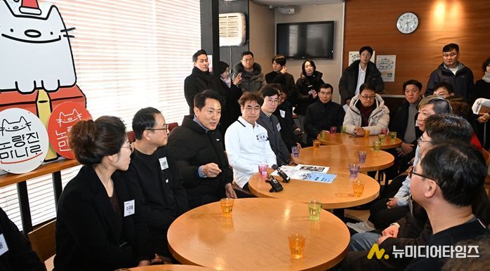 오세훈 서울시장이 11일 동작구 노량진 만나로를 찾아 상인들과 간담회를 하고 있다.