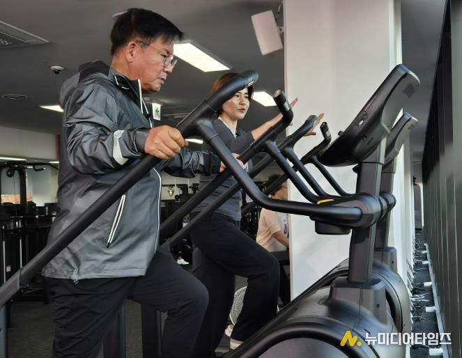 박강수 마포구청장이 마포365구민센터에서 운동을 하고 있다