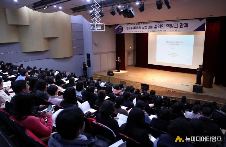 민·관 합동 특강을 진행하는 모습