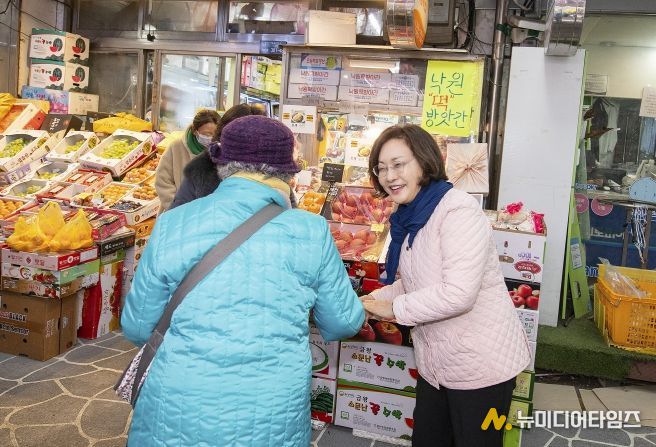 박희영 용산구청장이 설 연휴를 맞아 이촌종합시장 등 전통시장을 방문해 상인 및 주민들과 소통하며 민생을 살피고 있다.