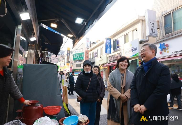 장인홍 구로구청장이 설 명절을 앞두고 전통시장을 방문해 상인과 이야기를 나누고 있다