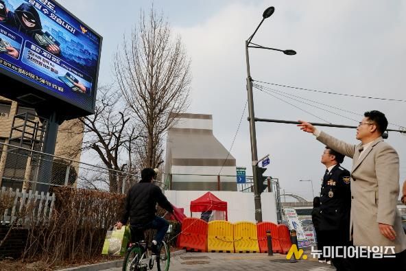오언석 도봉구청장(오른쪽)이 구정 홍보 전광판을 가리키고 있다