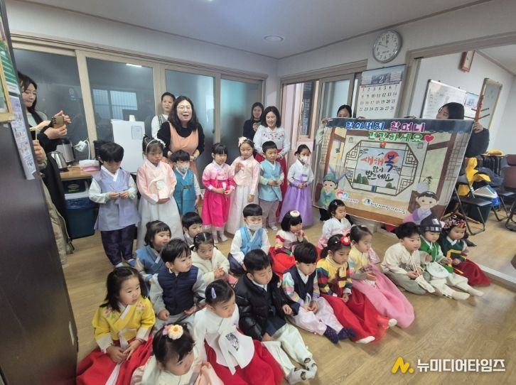 화랑 리버빌 어린이집 원아와 홍천읍 연봉2리 경로당, 세배 행사로 효 문화 잇다