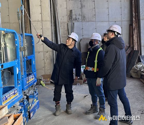관악구 건축안전센터 관계자가 과상승 방지 장치 설치 기준을 설명하고 있다