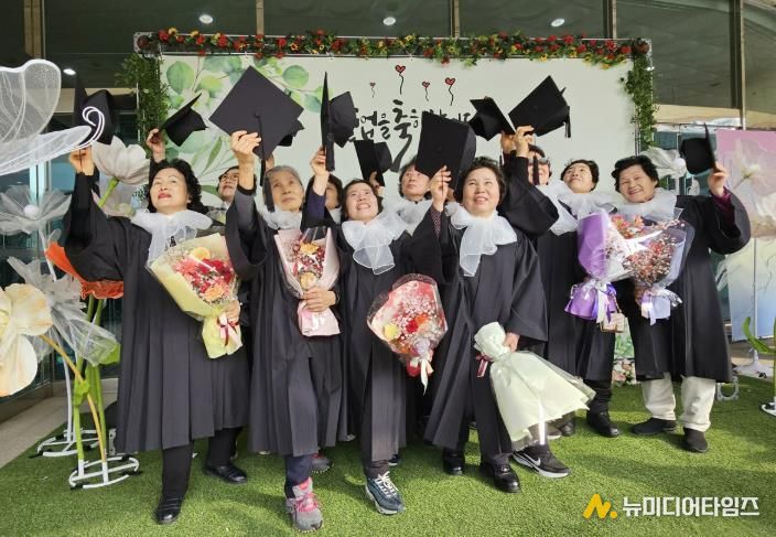 지난 12일 개최된 초등·중학 학력 인정 문해교육 졸업식에 참여한 학력 인정자 12명