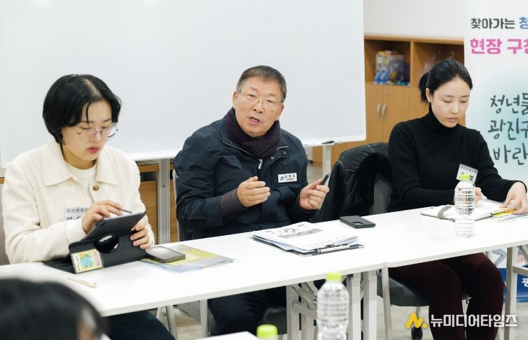 지난해 11월 화양생활지원센터에서 진행된 ‘찾아가는 청년 소통 현장 구청장실‘에서 김경호 광진구청장이 청년들과 대화하고 있다