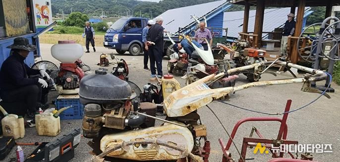 지난해 6월 지곡면 연화리 마을회관에서 진행된 농업기계 순회교육