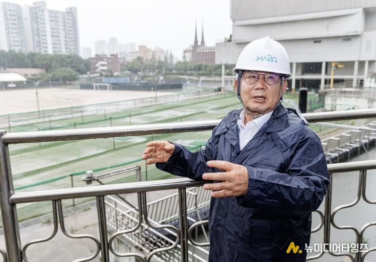 박강수 마포구청장이 망원유수지 일대를 살피고 있다.
