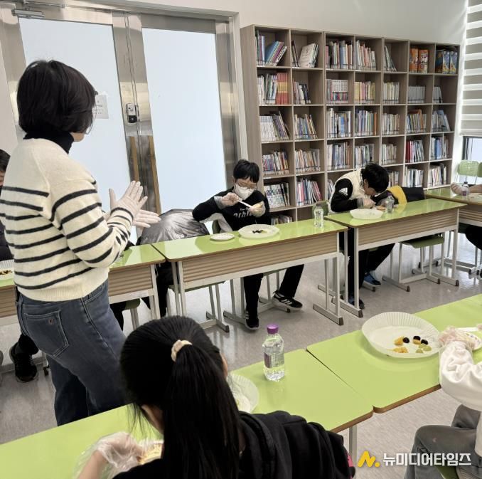 프로그램 참여 아동들이 ‘조리실습: 건강 간식 만들기’를 하고 있다.
