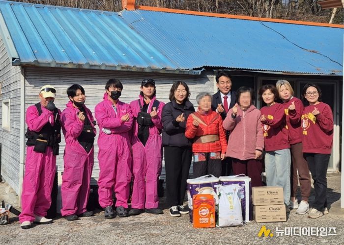 ‘선명하게’와 ‘함개냥동물복지보호센터’ 임직원들이 독거노인 가정 청소 봉사를 진행하고 있다.