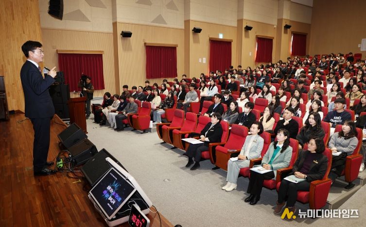 윤건영교육감, 중등 신규임용(예정)교사 대상 특강 진행