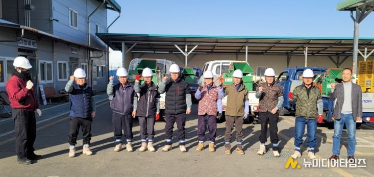 금산군 영농부산물 파쇄 작업반 참여자들이 기념사진을 찍고 있다.