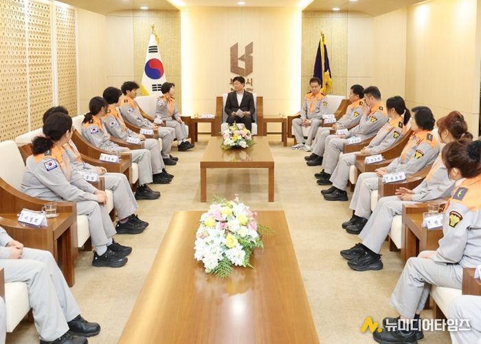 부천시는 지난 23일 의용소방대원들과 함께 간담회를 열었다.