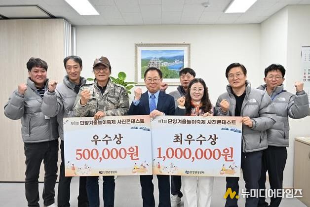 시상식_최우수상 임미자 씨(오른쪽에서 세번째)와 우수상 송영규 씨(왼쪽에서 세번째)