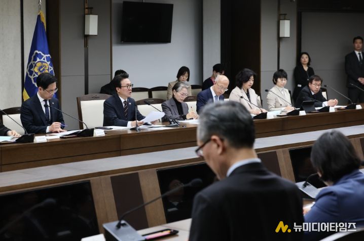 김민석 국무총리가 25일 세종 다솜로 정부세종청사에서 열린 세종특별자치시지원위원회의를 주재하고 있다.