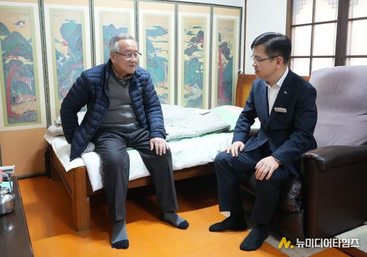 신필승 서산시 부시장이 지난 25일 독립유공자 유족을 만나 감사의 뜻을 전달했다.