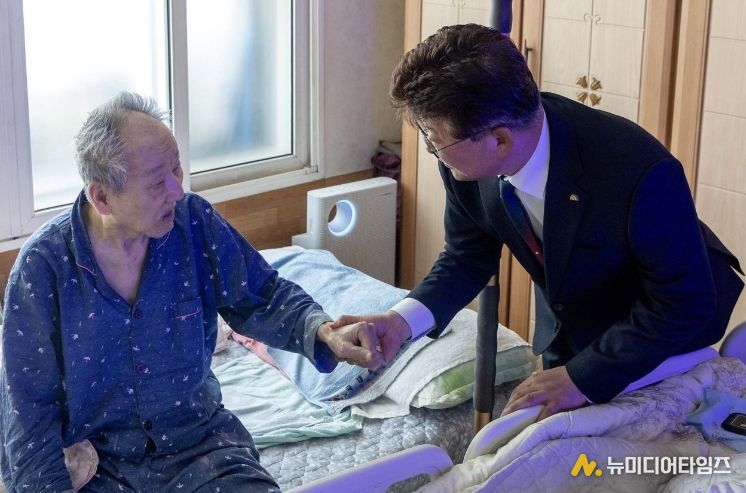 최충규 대덕구청장(사진 오른쪽)이 독립유공자 후손 정한백 씨의 자택을 방문해 감사와 존경의 뜻을 전하고 있다.