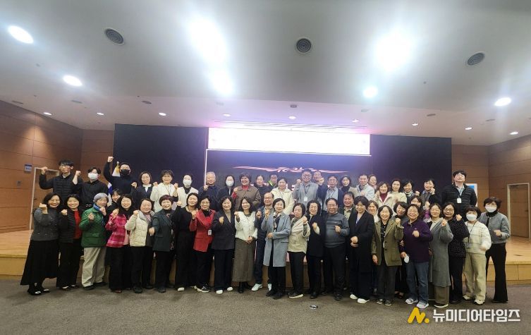 1. 천안시가 26일 노인의료복지시설 인권지킴이를 위촉하고 기념촬영을 하고 있다.