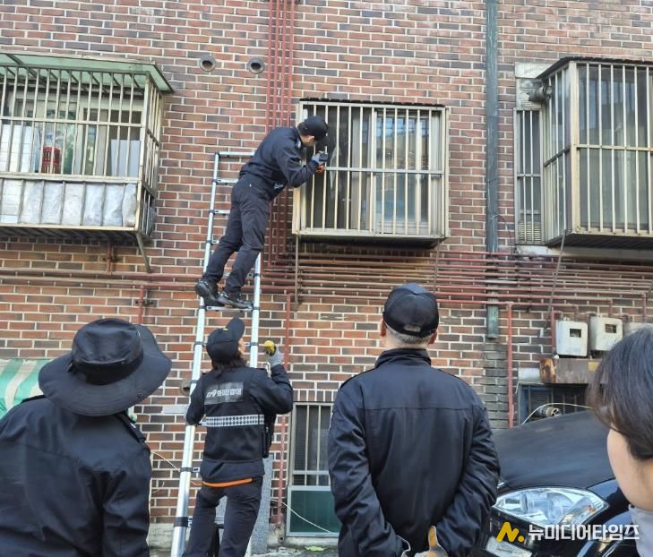 정신건강 위기의 김** 씨의 행정입원을 위해 장위1동 직원과 경찰, 소방직원이 노력하고 있다.