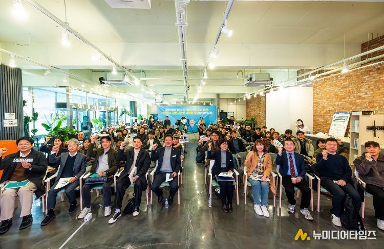 26일 순천시민공익활동지원센터에서 열린 2026 순천시 콘텐츠기업 투자유치 설명회에 참석 기업들이 기념촬영을 하고 있다.