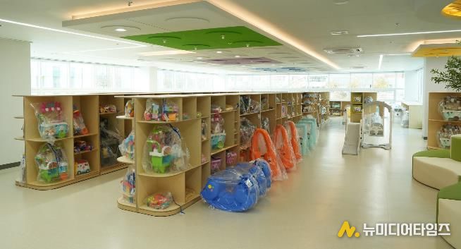 나주시가 27일 빛가람꿈자람센터 육아지원센터(장난감도서관, 놀이체험실)를 정식 개관했다. 사진은 1500여 점의 장난감을 구비한 장난감도서관 모습.(사진 제공-나주시)