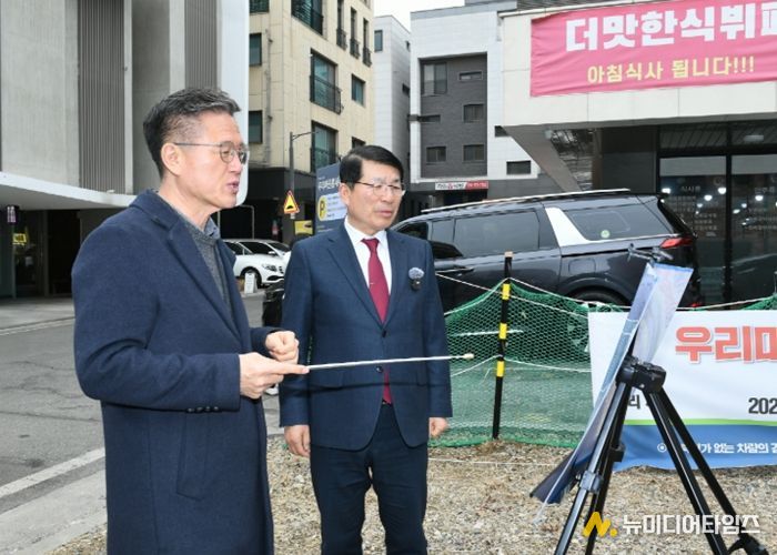 우리마을 틈새주차장 운영 현황에 대해 보고받는 백경현 구리시장