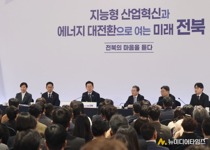 이재명 대통령이 27일 전북특별자치도 전주시 전북대학교에서 열린 '전북의 마음을 듣다' 타운홀미팅 간담회에서 발언하고 있다 사진제공=전북사진기자단